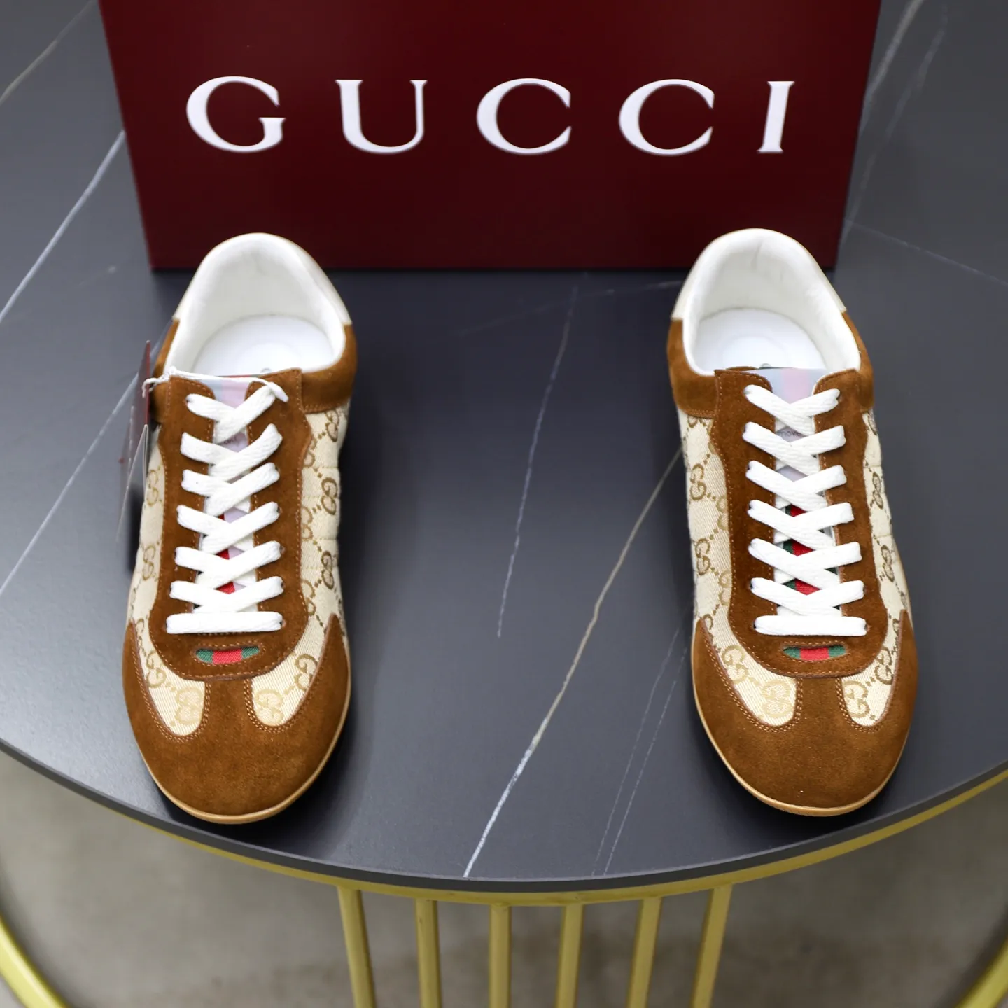 Ex-factory price: 580💰💰Gucci Shift series couple's sports shoes ❗❗ The Gucci Shift series is newly launched, with a lightweight design that reinterprets sports style. The neat silhouette adds a sense of freedom and exudes sophistication when moving. The webbing detail runs like an endless ribbon throughout the design, and the side seam details add a finishing touch. ❗Original development ❗Washed effect cowhide upper ❗Two-color Tpu outsole ❗Size: Female 35-41 Male 39-45